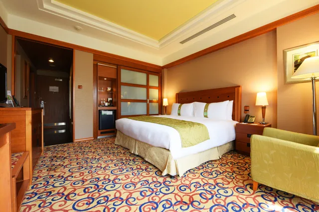 غرفة قياسية بسرير كينج للمدخنين، Holiday Inn Kuwait 8/10
