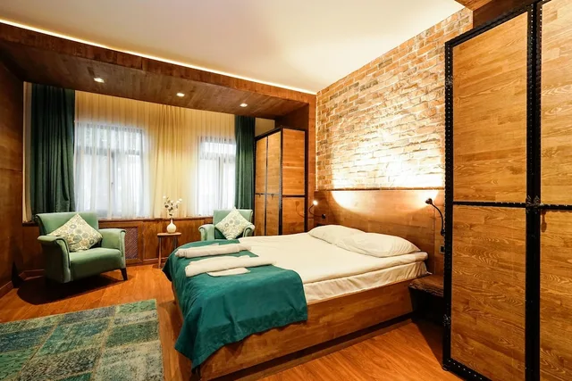 جناح تنفيذي بسرير كوين مع أريكة بحوض جاكوزي، Cube Suites 1/10