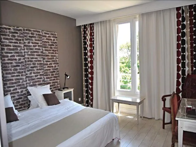 غرفة كومفورت بسرير كوين، LES AUBUNS COUNTRY HOTEL 2/5
