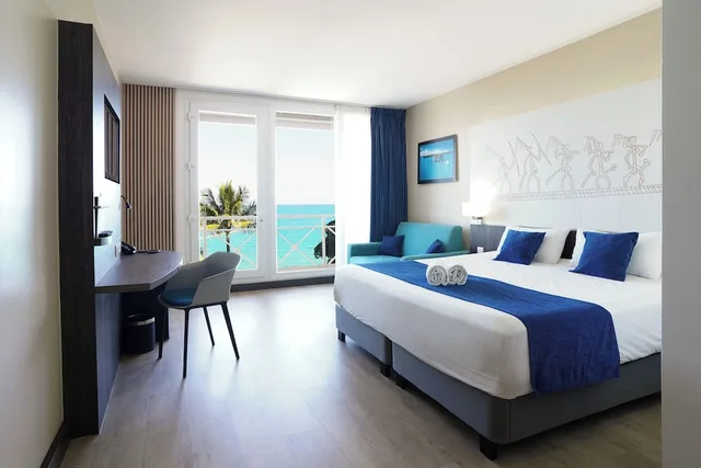 Superior, Queen Bed, Lagoon View, Sofa، Hotel Beaurivage 6/10