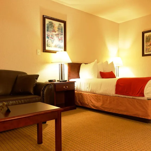غرفة بسرير كوين، Ramada By Wyndham Lloydminster 3/8