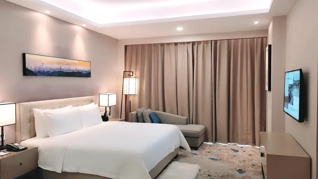 غرفة ديلوكس بسرير كينج وسرير كوين، The Thousand Lantern Lake Hotel 2/3