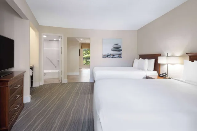 جناح استوديو بسريرين مزدوجين بإطلالة على المسبح، Wyndham Boca Raton 1/3