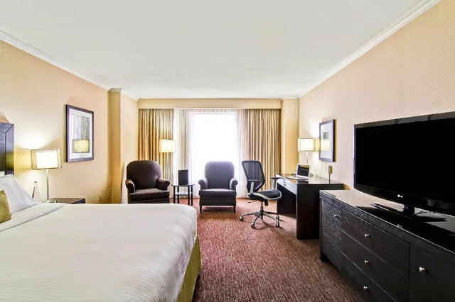 غرفة ديلوكس بسرير كينج في طابق مرتفع، Delta Hotels By Marriott Toronto East 1/2