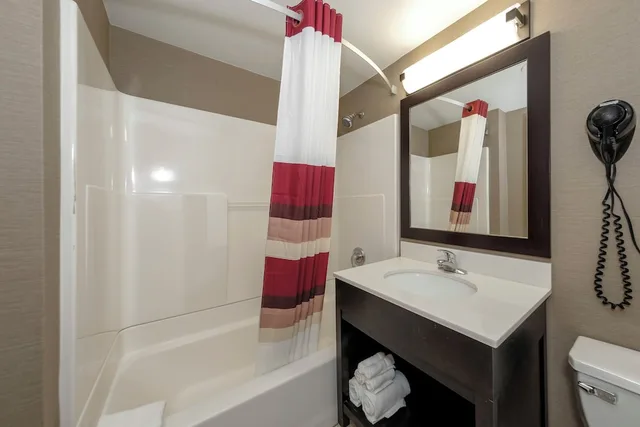 غرفة ديلوكس بسريرين كوين بإطلالة على البحيرة، Red Roof Inn & Suites Newburgh - Stewart Airport/ West Point 7/8