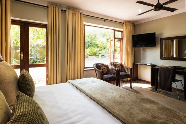 Room, King Bed, Patio, Garden Area، Wilderness Manor 3/3