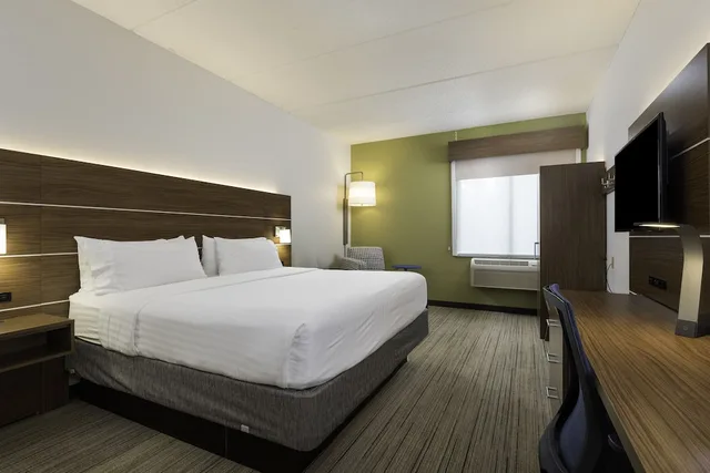 Standard, King Bed, Holiday Inn Express And Suites Charlotte Airport Belmont An Ihg Hotel 3/5