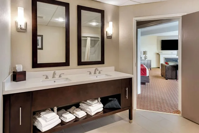 Presidential, Suite, King Bed, Bay Front, Sofa، Comfort Suites Chincoteague Island Bayfront Resort 9/10