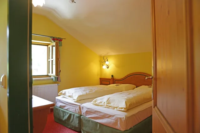 جناح تقليدي بسريرين منفصلين وسرير كوين مع أريكة، Hotel Sommerhof 1/2