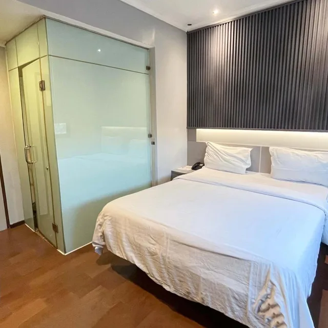 غرفة ديلوكس بسرير مزدوج أو سريرين منفصلين، G Hotel Pontianak 1/8