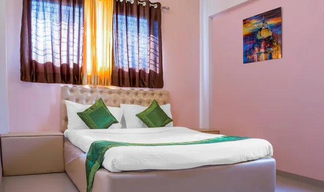 غرفة ديلوكس بسرير كوين، Treebo Naunidh Suites 1/5