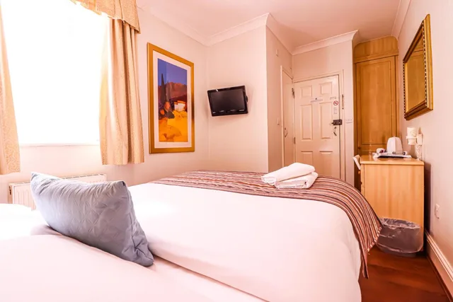 غرفة بسرير مزدوج بحمام خاص، The Fairway Hotel 4/7