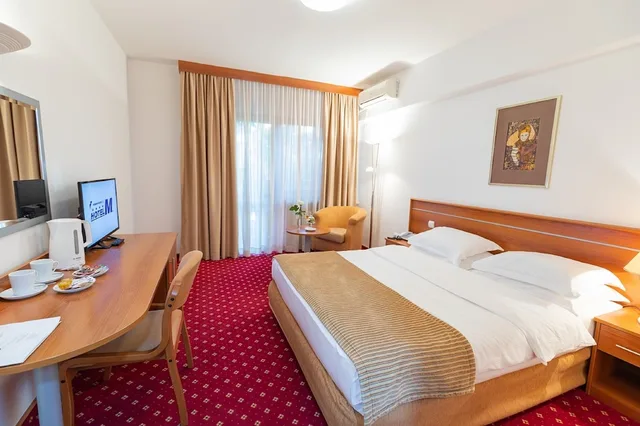 غرفة قياسية بسرير مزدوج، HOTEL M 1/2