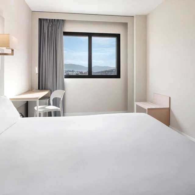 غرفة بسرير مزدوج أو سريرين منفصلين، B&B HOTEL Granada Estacion 4/10