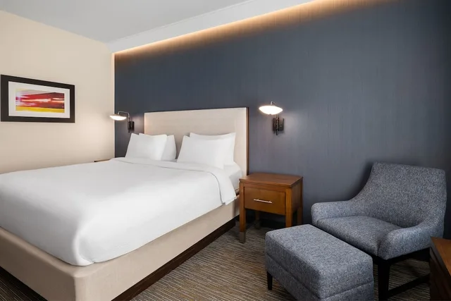 Room, King Bed, Accessible, Courtyard by Marriott Seattle SeaTac Airport 2/6