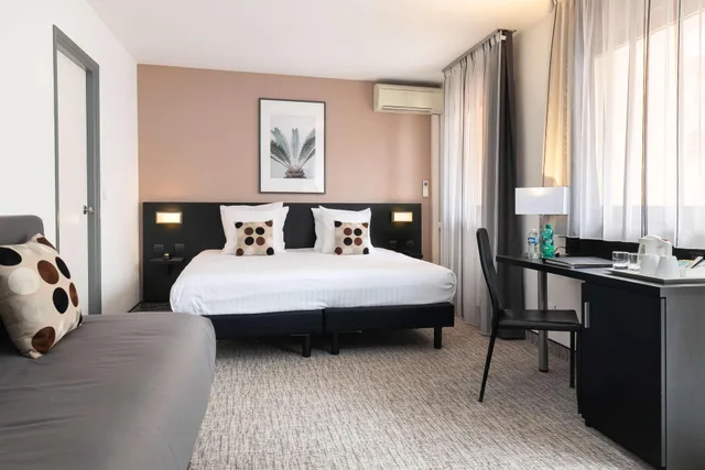 غرفة بريفيليج بسرير كينج وسرير فردي بشرفة، Best Western Hotel Mediterranee Menton 2/6