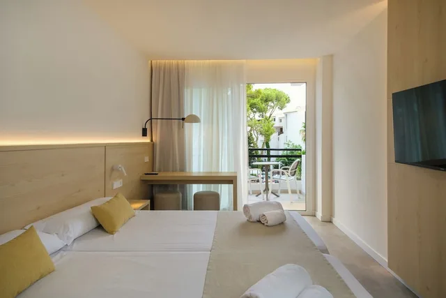 غرفة بسريرين منفصلين بإطلالة على البحر بشرفة، Cala Ferrera Hotel 3/10