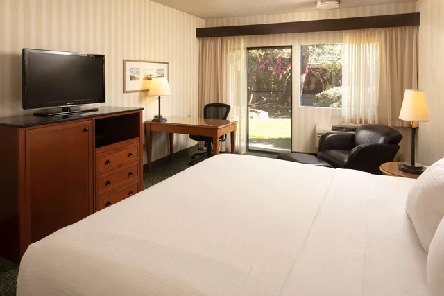 غرفة بريميوم بسرير كينج، Red Lion Hotel Bellevue 4/6