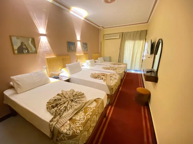 غرفة رباعية بشرفة، Shady Hotel 1/1