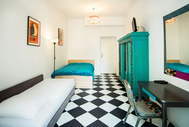 غرفة قياسية بسرير مزدوج وسريرين منفصلين بإطلالة على المدينة بحمام مشترك، Old Town Hostel Kanonia Apartments 1/4