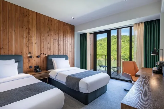 غرفة قياسية بسريرين منفصلين بإطلالة على البحيرة بشرفة، Kvareli Lake Resort 1/2