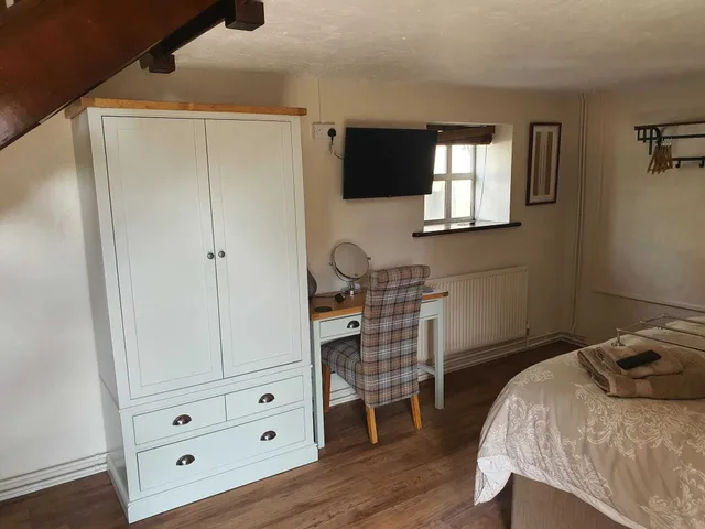 Deluxe, Suite, King and Twin Beds, Courtyard View, The Lower Bell 2/5