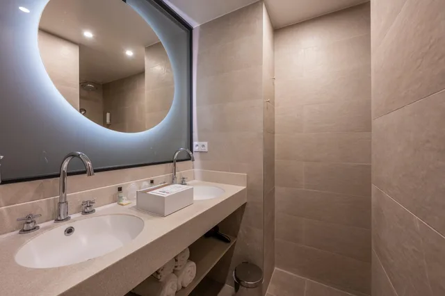 جناح جونيور بسرير كوين مع أريكة، Hotel Sacha 6/6