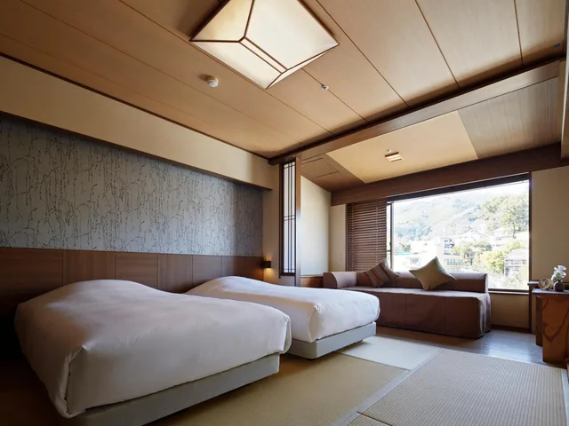 غرفة يابانية بسريرين منفصلين مع أريكة، Laforet Club Ito Onsen Yu-no-Niwa 2/3