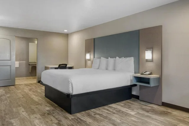 غرفة بسرير كينج بحوض استحمام لذوي الإعاقة، SureStay Hotel by Best Western Ukiah 4/8