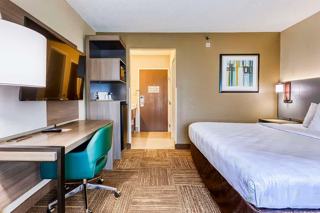 Room, King Bed, Comfort Inn Shepherdsville - Louisville South 1/4