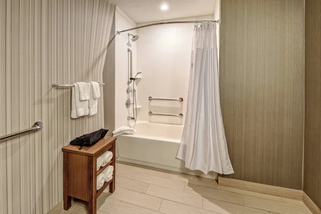 جناح بسريرين كوين مع أريكة لذوي الإعاقة، Courtyard Austin Northwest Lakeline 3/3
