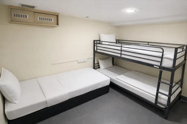 سكن مشترك مختلط، Sandpiper Hotel 1/3