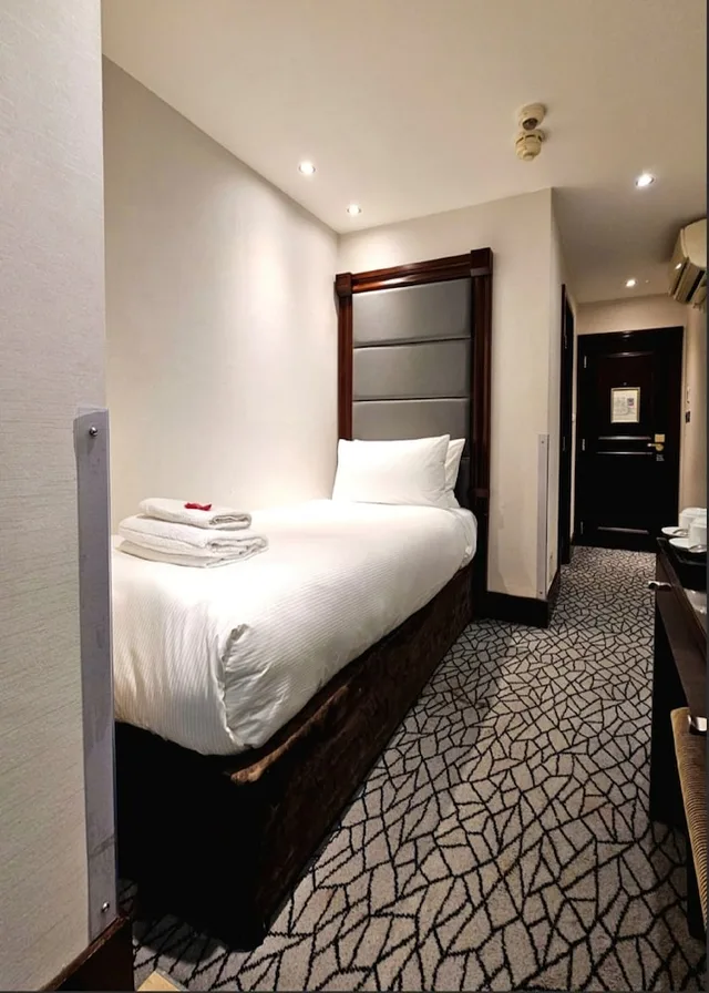 Standard, Triple, 1 Double and 1 Single Bed, Hyde Park International Hotel 3/7