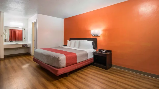 غرفة بسرير كينج، Motel6 Attalla AL 2/3