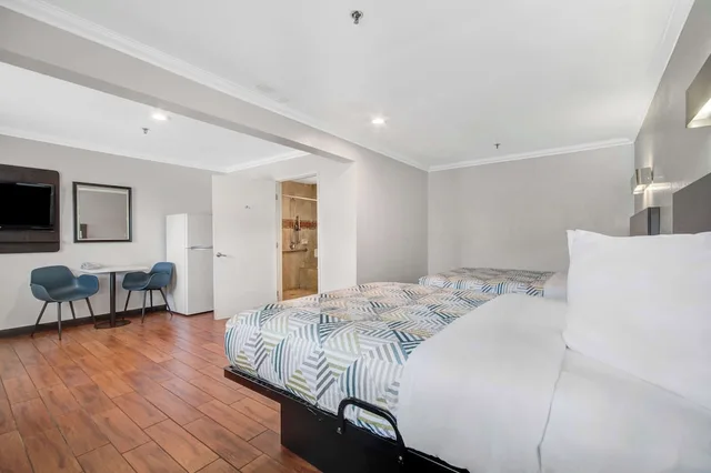 Deluxe, 2 Queen Beds, Accessible, Motel6 Ontario, CA - Convention Center Airport 3/8