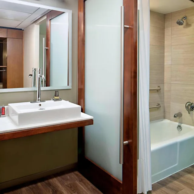 غرفة كلوب بسرير كينج بشرفة مع دخول الصالة، San Antonio Marriott Northwest Medical Center 6/10