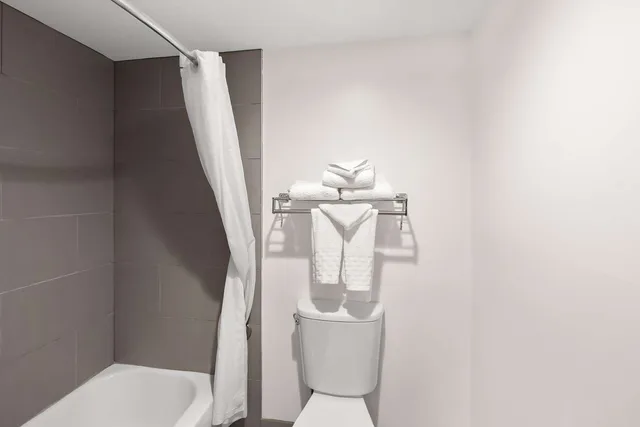 غرفة بسريرين مزدوجين يُسمح فيها بالحيوانات الأليفة، Best Western Luxbury Inn Fort Wayne 3/3