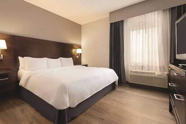 جناح بسرير كينج مع أريكة، Radisson Hotel and Conference Center Rockford 1/2