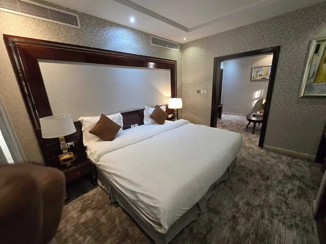 جناح جونيور بسرير كينج مع أريكة، فندق ايكونو باي ليفا مطار جدة(Ekono Hotel (Ex - EKONO by LEVA Jeddah Airport Hotel)) 3/4