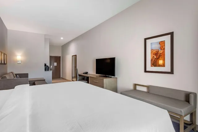 جناح بسرير كينج بغرفة نوم واحدة مع أريكة لذوي الإعاقة، Comfort Suites Scottsdale Talking Stick Entertainment District 2/9