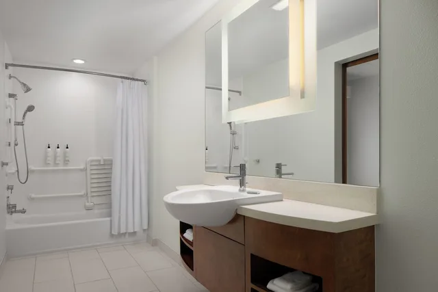 جناح بسريرين كوين مع أريكة لذوي الإعاقة، SpringHill Suites by Marriott Charleston Mount Pleasant 2/2