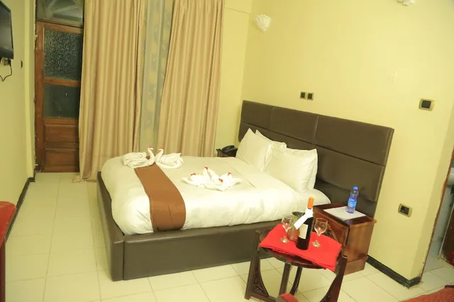 غرفة ديلوكس بسرير كينج بإطلالة على البحيرة بشرفة، Dib Anbessa Hotel 2/9