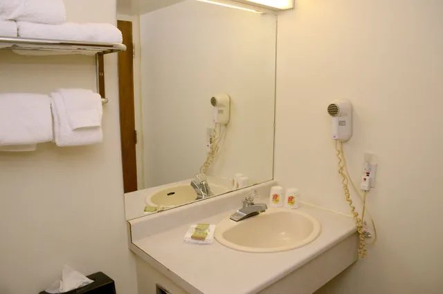 Room, King Bed, Accessible, Super 8 by Wyndham North Bay 2/3