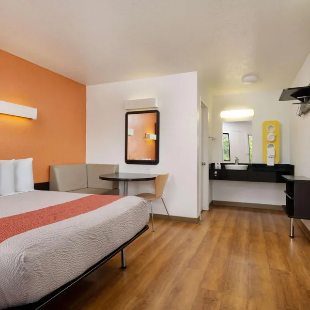 غرفة بسرير كوين، Motel6 Camarillo, CA 2/6