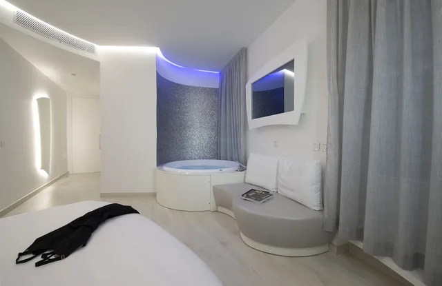 Superior, Queen Bed, Jetted Tub, AHD Rooms 3/3