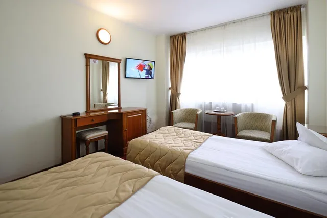 Room, Twin Beds, Palace View، Hotel Moldova 3/10
