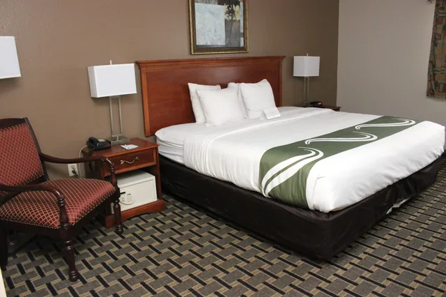 غرفة قياسية بسرير كوين، Quality Inn and Suites Detroit Metro Airport 3/5