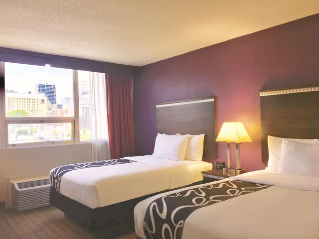 غرفة بسريرين مزدوجين، La Quinta Inn and Suites by Wyndham Indianapolis Downtown 2/2