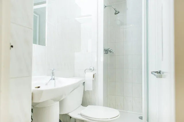 غرفة صغيرة مزدوجة بحمام خاص، Avonmore Hotel Cartwright Gardens 1/4