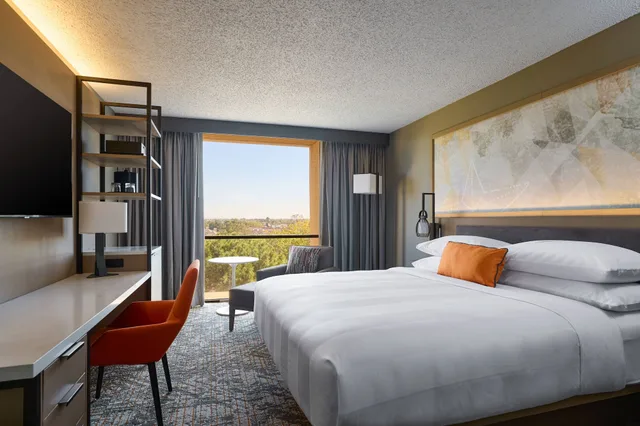 Room, King Bed, Pool View, Patio, El Paso Marriott 3/10